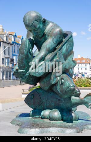 Deal Kent - embrasser la sculpture marine en bronze par Jon Buck Deal Pier entrée South Parade Deal Kent Angleterre GB Europe Banque D'Images