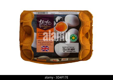 Carton de 6 oeufs britanniques de jaune d'or en liberté libre isolé sur fond blanc - boîte à oeufs de boîte à oeufs Banque D'Images