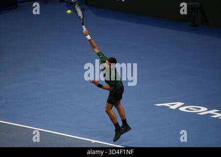 Novak Djokovic sert lors de son match contre Alejandro Tabilo lors du tournoi en cours mardi soir. La star serbe vise à obtenir une place lors du prochain tour. Banque D'Images