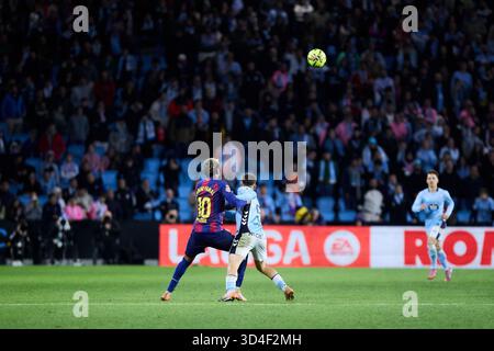 Vigo, Espagne. 10 novembre 2025. VIGO, ESPAGNE - 9 NOVEMBRE : Lamine Yamal du FC Barcelone concourt pour le ballon avec Sergio Carreira lors du match LaLiga EA Sports entre le RC Celta de Vigo et le FC Barcelone au stade Abanca Balaidos le 9 novembre 2025 à Vigo, Espagne. (Photo de Diego Simon/photo Players images/Magara Press) crédit : Magara Press SL/Alamy Live News Banque D'Images