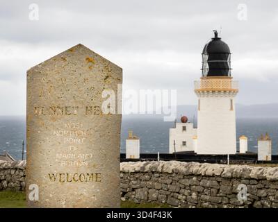 Phare de Dunnet Head, sur Dunnet Head, le point le plus septentrional du continent britannique, sur la côte nord écossaise, au Royaume-Uni avec les îles Orcades derrière. Banque D'Images