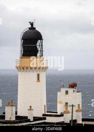 Phare de Dunnet Head, sur Dunnet Head, le point le plus septentrional du continent britannique, sur la côte nord écossaise, Royaume-Uni. Banque D'Images