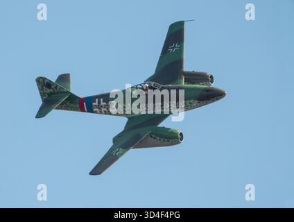 MONROE, Caroline du Nord (États-Unis) - 9 novembre 2025 : une réplique de l'avion de chasse Messerschmitt me 262 se produit pendant le Warbirds Over Monroe Air Show. Banque D'Images