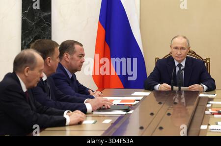 Moscou, Russie. 07 novembre 2025. Le président russe Vladimir Poutine, à droite, préside une réunion pour discuter du renforcement des forces armées russes avec les membres du conseil de sécurité au Kremlin, le 7 novembre 2025 à Moscou, en Russie. Assis à gauche : le directeur du Service fédéral de sécurité Alexander Bortnikov, l'assistant présidentiel Alexei Dyumin, le vice-président du Conseil de sécurité Dmitri Medvedev et le président Poutine. Crédit : Gavriil Grigorov/Kremlin Pool/Alamy Live News Banque D'Images