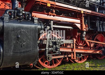 Gros plan sur les roues motrices et les tringleries rouges et noires massives et détaillées d'une locomotive à vapeur historique de la Veluwsche Stoomtrein Maatschappij. Banque D'Images