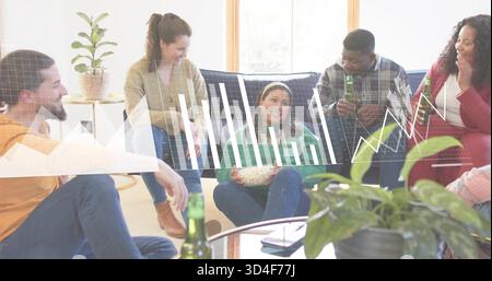 Groupe riant assis sur le canapé marine et le sol à la maison, tenant du pop-corn, des bouteilles avec superposition de carte Banque D'Images