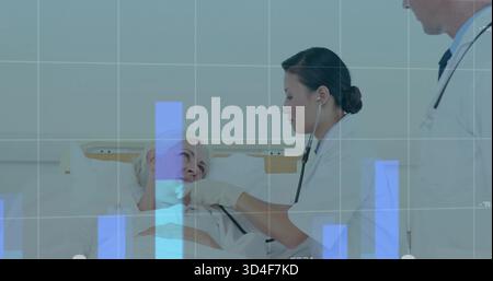 Écoute infirmière vêtue de blanc plaçant un stéthoscope sur un patient âgé dans le lit d'hôpital, avec superposition des données Banque D'Images