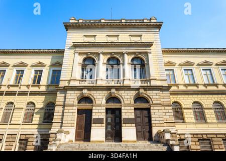 Musée archéologique de Varna vue de façade. Varna est la plus grande ville et station balnéaire sur la côte de la mer Noire en Bulgarie. Banque D'Images