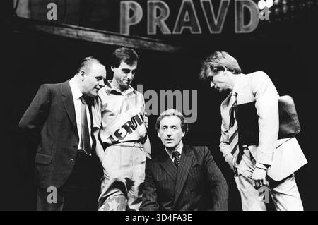 de gauche à droite : Anthony Hopkins (Lambert le Roux), Christopher Baines (d P P Payne), Peter Blythe (Michael Quince, MP), Bill Nighy (Eaton Sylvester) dans PRAVDA écrit et réalisé par David Hare au Olivier Theatre, National Theatre (NT), Londres SE1 02/05/1985 décor : Hayden Griffin costumes : Lindy Hemming Banque D'Images