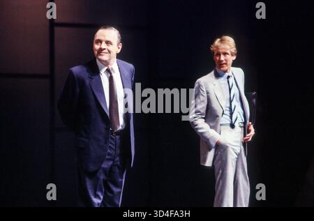 de gauche à droite : Anthony Hopkins (Lambert le Roux), Bill Nighy (Eaton Sylvester) dans PRAVDA écrit et réalisé par David Hare au Olivier Theatre, National Theatre (NT), Londres SE1 02/05/1985 décor : Hayden Griffin costumes : Lindy Hemming Banque D'Images