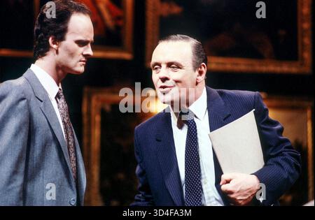 de gauche à droite : Tim McInnerny (Andrew May), Anthony Hopkins (Lambert le Roux) dans PRAVDA écrit et réalisé par David Hare au Olivier Theatre, National Theatre (NT), Londres SE1 02/05/1985 décor : Hayden Griffin costumes : Lindy Hemming Banque D'Images