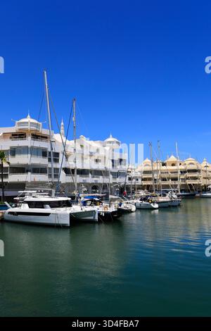 Vue estivale des yachts à Puerto Marina, ville de Benalmádena, Costa del sol, province de Málaga, Andalousie, Espagne, Europe. Banque D'Images