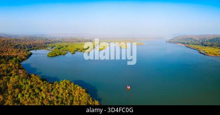 Vue panoramique aérienne de la plage de Querim et de la rivière Terekhol. Arambol Beach est une plage publique située dans le nord de Goa en Inde. Banque D'Images