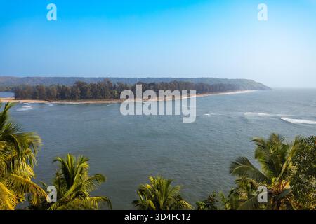 Rivière Terekhol et Querim Beach vue panoramique aérienne depuis le Fort Tiracol. Querim Beach est situé dans le nord de Goa en Inde. Banque D'Images