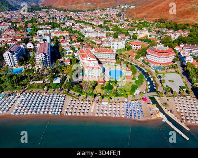 Vue panoramique aérienne sur la plage d'Icmeler City. Icmeler est une ville près de la ville de Marmaris dans la province de Mugla, en Turquie. Banque D'Images