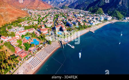 Vue panoramique aérienne sur la plage d'Icmeler City. Icmeler est une ville près de la ville de Marmaris dans la province de Mugla, en Turquie. Banque D'Images