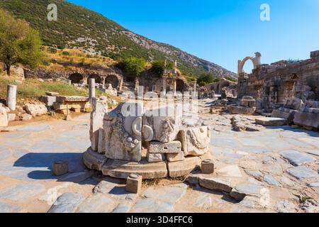 La place et le Temple de Domitien à l'ancienne ville grecque d'Éphèse. Ephèse ou Efes est situé près de Selcuk ville moderne dans la province d'Izmir à Turke Banque D'Images