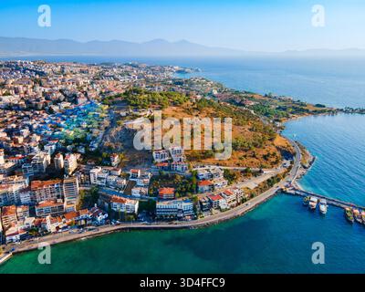 Vue panoramique aérienne de la ville et du port de Kusadasi. Kusadasi est situé dans la province d'Aydin, en Turquie. Banque D'Images
