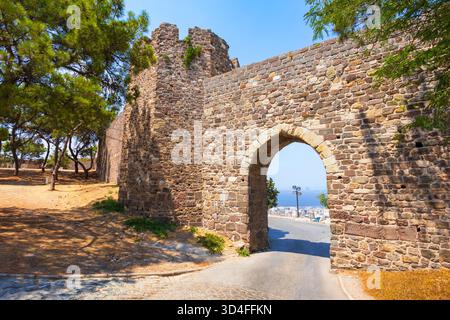 Porte d'entrée de Kadifekale. Kadifekale est une forteresse perchée sur le mont Pagos dans la ville d'Izmir en Turquie. Banque D'Images