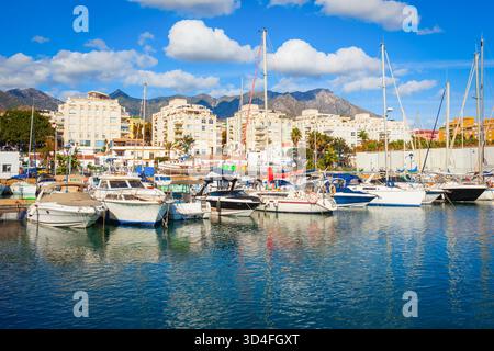 Port de plaisance de Marbella ou port de la ville avec yachts et bateaux. Marbella est une ville de la province de Malaga en Andalousie, Espagne. Banque D'Images
