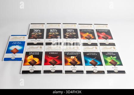 Londres, Royaume-Uni, le 27 octobre 2025 :- Une vue d'une sélection de barres chocolatées Lindt Excellence sur fond blanc Banque D'Images
