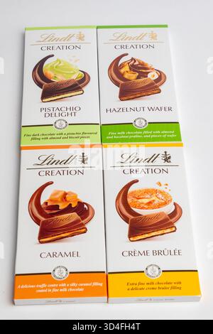 Londres, Royaume-Uni, le 27 octobre 2025 :- Une vue d'une sélection de barres chocolatées Lindt Creation sur fond blanc Banque D'Images