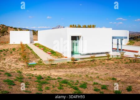 Musée archéologique des Dolmens d'Antequera. Le Dolmen de Menga est un monticule funéraire mégalithique appelé tumulus, une forme longue de barrow. Banque D'Images