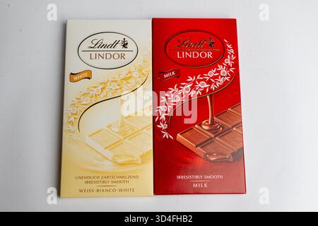 Londres, Royaume-Uni, 27 octobre 2025 :- Une vue des barres de chocolat Lindt Lindor sur fond blanc Banque D'Images