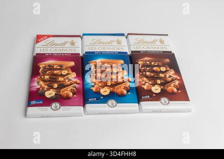 Londres, Royaume-Uni, le 27 octobre 2025 :- vue d'une sélection de barres chocolatées Lindt les grandes sur fond blanc Banque D'Images