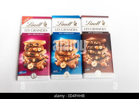 Londres, Royaume-Uni, le 27 octobre 2025 :- vue d'une sélection de barres chocolatées Lindt les grandes sur fond blanc Banque D'Images