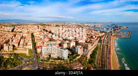 Vue panoramique de la ville de Tarragone. Tarragone est une ville portuaire située dans le nord-est de l'Espagne sur la Costa Daurada, au bord de la mer Méditerranée. Banque D'Images