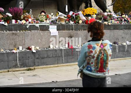Paris, France. 10 novembre 2025. Hommage aux victimes des attentats islamistes du 13 novembre sur la place de la République, 10 novembre 2025 - 10/11/2025 - France/Paris - Julien Mattia/le Pictorium crédit : LE Pictorium Live News Banque D'Images