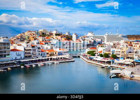 Vue panoramique aérienne d'Agios Nikolaos. Agios, Hagios ou Aghios Nikolaos est une ville côtière sur l'île de Crète en Grèce. Banque D'Images