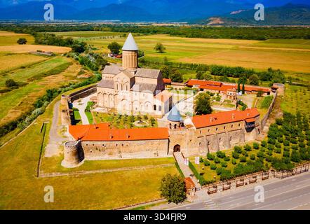 Vue panoramique aérienne du complexe du monastère d'Alaverdi à Kakheti. Kakheti est une région de l'est de la Géorgie dont la capitale est Telavi. Banque D'Images