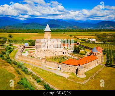 Vue panoramique aérienne du complexe du monastère d'Alaverdi à Kakheti. Kakheti est une région de l'est de la Géorgie dont la capitale est Telavi. Banque D'Images