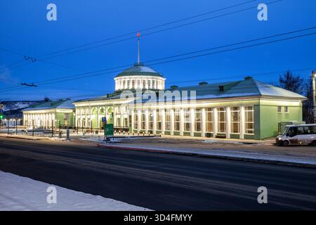 Mourmansk, Russie - 11 mars 2025 : la gare de Mourmansk est illuminée au crépuscule du matin Banque D'Images