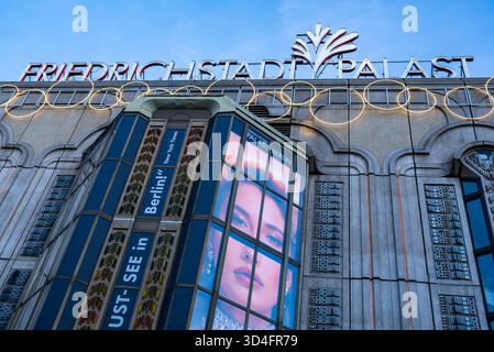 La façade illuminée du Friedrichstadt-Palast à Berlin-Mitte en soirée. Friedrichstadt Palast gros plan, Friedrichstadtpalast. Banque D'Images