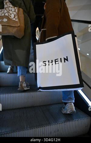 France. 05 novembre 2025. Les gens assistent à l’ouverture du magasin Shein au BHV Paris le 5 novembre 2025. Sur la façade du BHV, figurait une affiche géante montrant une photo de Frédéric Merlin, président de la Société des grands magasins et directeur du BHV, et Donald Tang, président exécutif du groupe Shein. (Photo de Lionel Urman/Sipa USA) crédit : Sipa USA/Alamy Live News Banque D'Images