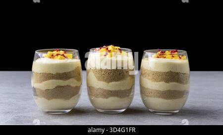 Nourriture, délicieux dessert trifle de mangue dans un verre Banque D'Images