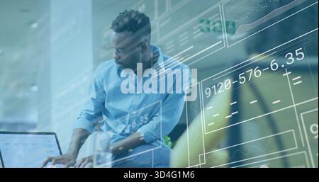 Homme tapant portant une chemise bleu clair, jeans penchés à un bureau bas dans le bureau, en utilisant un HUD portable Banque D'Images