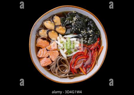 Nourriture, soupe de style asiatique sur fond noir dans de beaux plats Banque D'Images