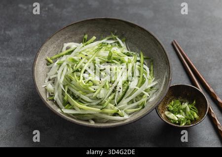 Nourriture, concombre et salade de radis daikon de style asiatique Banque D'Images