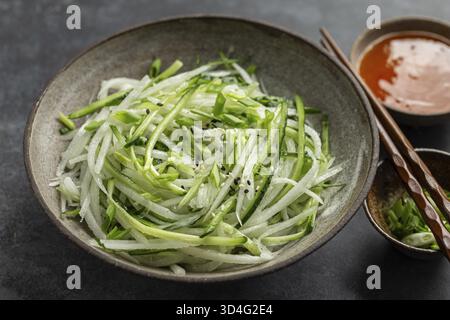 Nourriture, concombre et salade de radis daikon dans un bol Banque D'Images