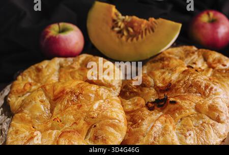 Nourriture, cuisson des tartes traditionnelles avec pomme et citrouille gros plan Banque D'Images