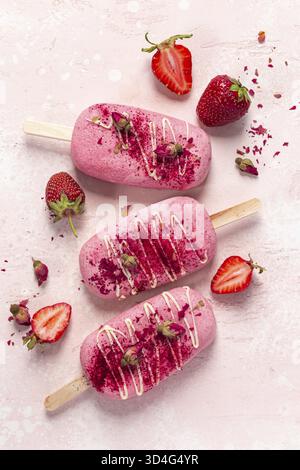 Nourriture, fruits crémeux popsicles, dessert de crème glacée douce et naturelle, vue de dessus, Bakground rose Banque D'Images