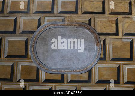 Une plaque d'inscription ovale, prête pour le texte à ajouter, sur un mur peint avec un motif de briques. République tchèque. Banque D'Images