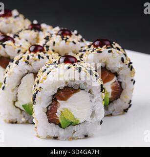 Nourriture, petits pains de Sushi au thon cru et à l'avocat saupoudrés de sésame Banque D'Images