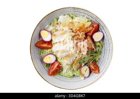 Nourriture, salade César avec poulet et bacon sur fond blanc, isolez, pour le menu de livraison de nourriture Banque D'Images