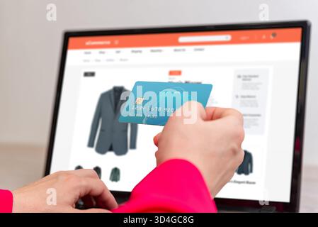 Shopping en ligne pour veste de mode utilisant la carte de crédit et ordinateur portable, transaction e-commerce sécurisée et concept de vente au détail numérique Banque D'Images