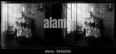 Portrait de quatre enfants, capturé par Josep Maria Armengol i Bas entre 1899 et 1910. L'image reflète l'innocence et le charme de l'enfance au début du XXe siècle en Espagne. Banque D'Images